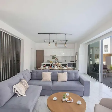 Bleu 5 * Protaras