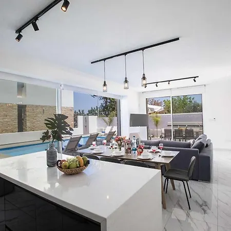 Villa Bleu 5 *